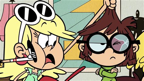 Image S1e23b Leni Holds Up Lisapng The Loud House