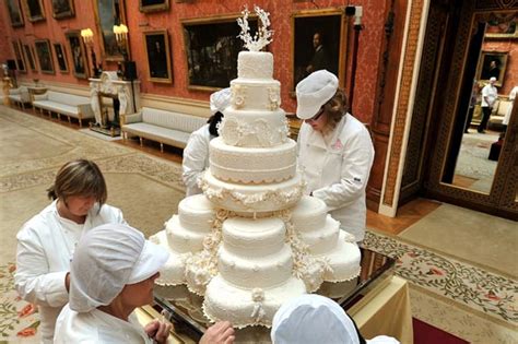 Celebrate the duke and duchess of cambridge with these fun facts and pieces of trivia about their royal wedding, including the dress, decorations their wedding cake flavor wasn't exactly a crowd pleaser. The $80,000 Wedding Cake - Leanne Simmons Floral Design