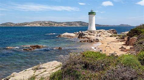 Der mit seinem leuchtturm, dem kristallklaren meer und einem tollen blick auf die insel la maddalena zu begeistern weiß. Palau - Sardinien - italien.de