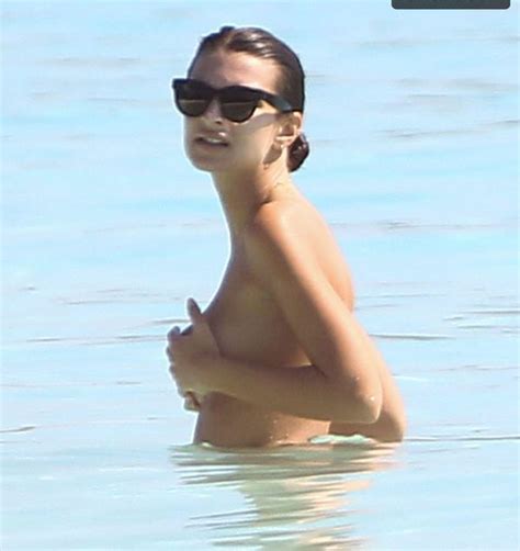艾米丽拉塔科夫斯基Emily Ratajkowski裸照在墨西哥坎昆度假时与她的朋友们一起度假 AZNude 名人 十一月 2023