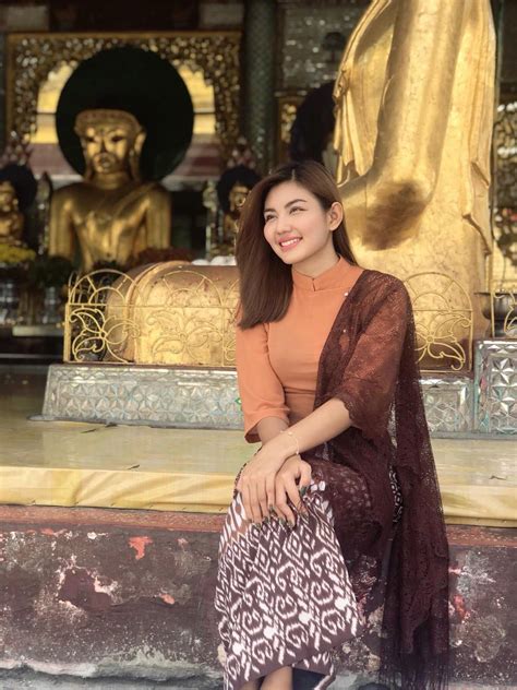 May Myint Mo With Beautiful Myanmar Outfit At Shwe Dagon Pagoda