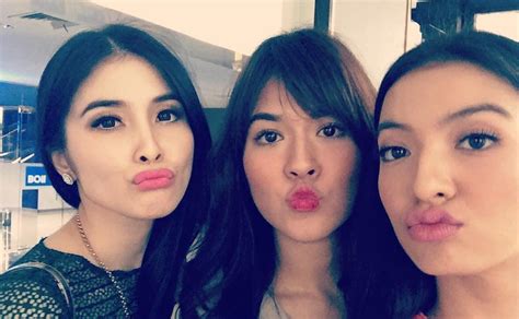 Yang artinya dengan menjaga kebersihan, sama artinya kita menjaga kesehatan berikut 3 waktu yang dilarang untuk mandi. Gaya Selfie Yang Dilarang Dalam Islam - gaya foto