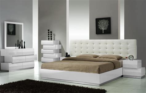 Our bedroom collection is designed to make your bedroom life easy. Milan White Lacquer Platform Bedroom Set from J&M (17687-Q ...