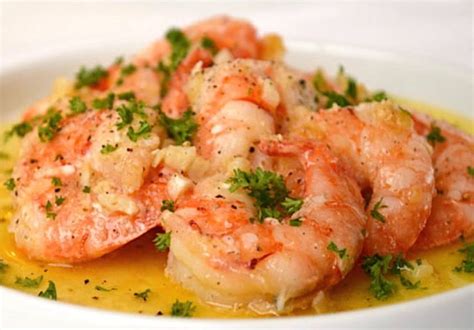Les gambas au four sont un plat à base de gambas huile d olive vin