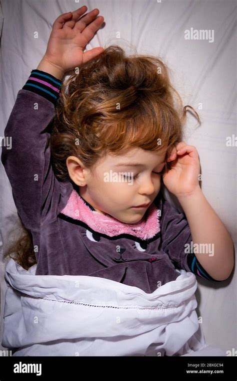 Niños Durmiendo En La Cama Fotografías E Imágenes De Alta Resolución