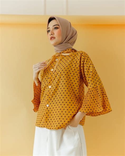 Blouse merupakan pakaian wanita yang memberikan kesan semiformal dan formal. 30+ Model Blouse Muslimah (TRENDY, MODERN, PANJANG, TERKINI)