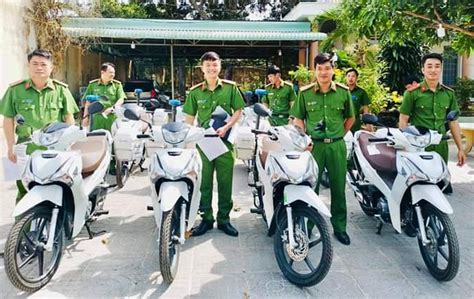 Bàn giao 8 xe máy cho lực lượng công an xã thị trấn Báo Bà Rịa