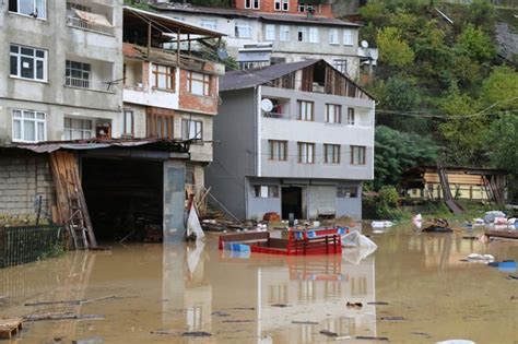 Sağanak karadeniz'de sadece sele değil heyelana da yol açtı. Artvin'de sel felaketi