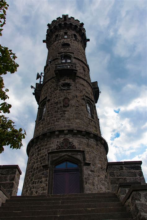 Na nejvyšším bodě hory byla roku 1864 postavena 33 m vysoká kamenná. Rozhledna Děčínský Sněžník | TuristickáMapa.cz