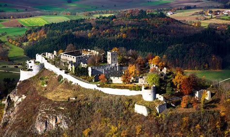 Die flüsse neckar, rhein und donau fließen durch das bundesland und stecken geographische grenzen ab. Winterwonderland - Burgen in Baden-Württemberg / bwegt ...