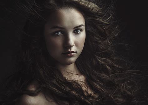 Hintergrundbilder Gesicht Frau Einfarbig Modell Porträt Lange Haare Fotografie