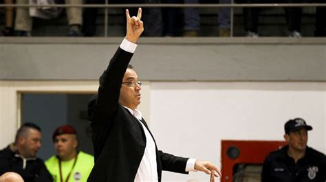O treinador de basquetebol e responsável pelas modalidades do benfica foi acusado pelo fc porto e por imagens do porto canal, de alegados gestos obscenos que foi pedir respeito a carlos lisboa. Carlos Lisboa volta a treinar basquetebol do Benfica ...