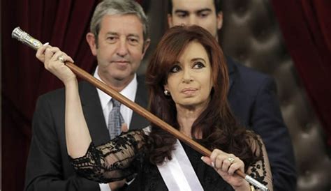Cristina Fernández Rompe Protocolo Y Recuerda A Kirchner En Juramento