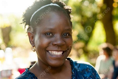 Background Potret Seorang Wanita Afrika Cantik Alami Yang Tersenyum Ke