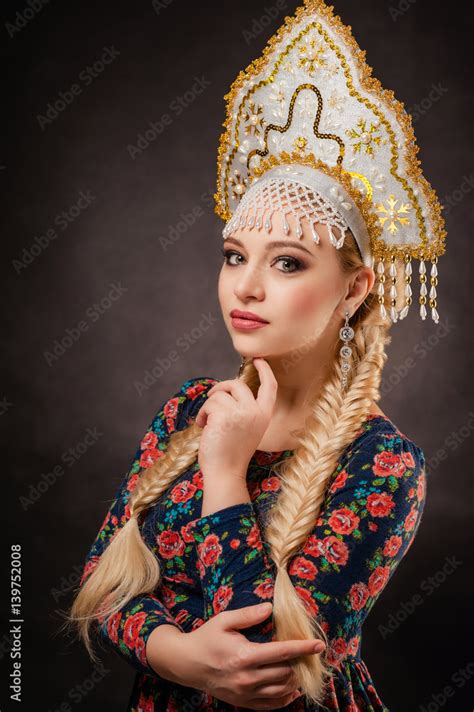 Foto Stock Headdress Girl Folk Portrait Russian Russia Dress
