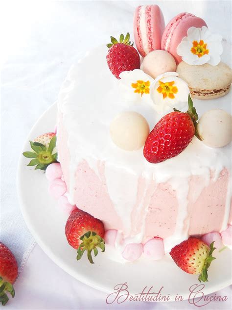 Passa in pasticceria o scrivici sui nostri social. Drip cake alle fragole e cioccolato bianco - Beatitudini ...