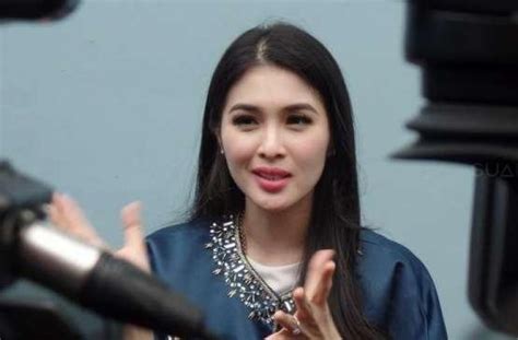 Mama Muda Hits 5 Gaya Liburan Sandra Dewi