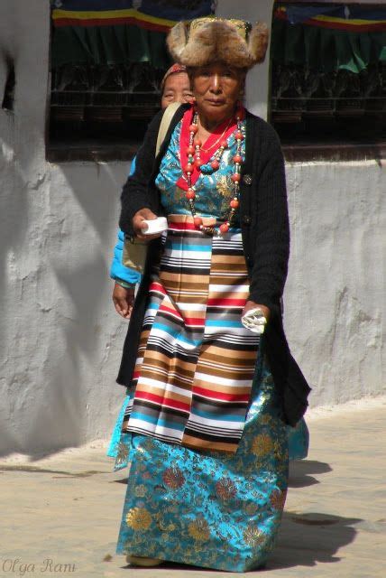 Nepal The Sherpas The Basic Garment Is The Chhuba Men Wear Their Chhubas To Knee Length And