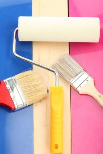 Ricordate pi trattare un metro quadro per volta e di incrociare il senso delle mani sul soffitto per versate nell'apposita vaschetta vernice sufficiente a bagnare il rullo e fatelo scorrere sulla griglia fino a quando l'eccesso di vernice sarà stato eliminato. Imbiancare: meglio il rullo o il pennello? « Casa Help