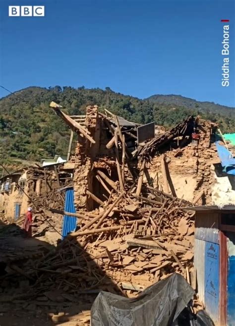 Terremoto In Nepal Oltre 130 Morti Si Scava A Mani Nude Tra Le Macerie