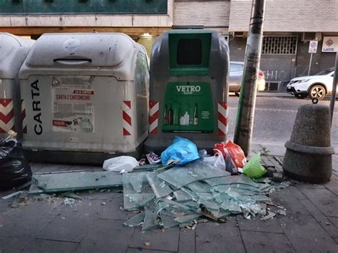 L'altare è stato allestito sulle scale della chiesa, i fedeli ben. Chiaia, i vetri rotti che nessuno raccoglie in piazza San ...