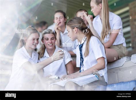 School Girls Smoking Fotos Und Bildmaterial In Hoher Auflösung Alamy