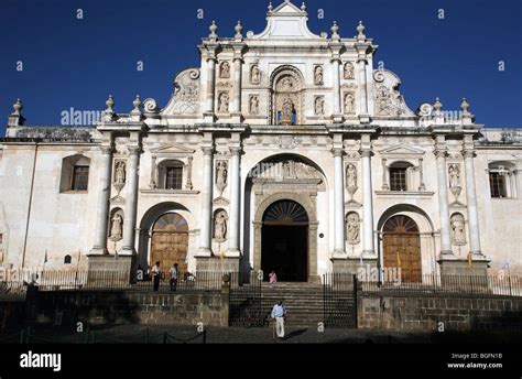 la catedral de santiago en el parque central antigua guatemala guatemala américa central