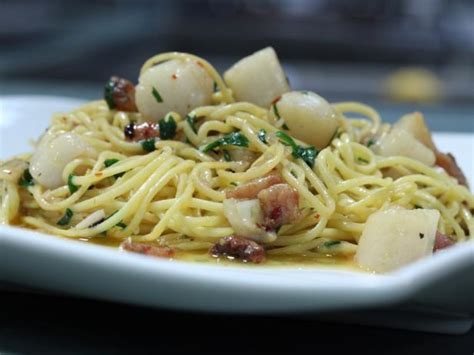 Spaghetti With Bay Scallops Guanciale And Parsley