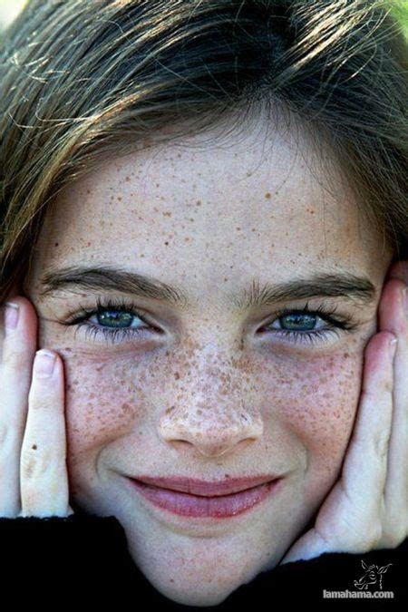 Who are the models that have freckles on their nose? Girls with freckles