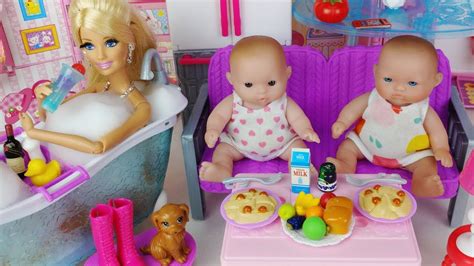 Morning at the baby dolls begins with a bath. Baby doll barbie house Kitchen and bath toys play baby ...