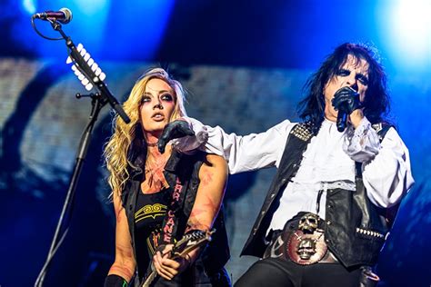 Browse the list of upcoming concerts, and if you can't find your favourite artist. alice-cooper-lokerse-feesten-2017-7 - MUSICINFRAME