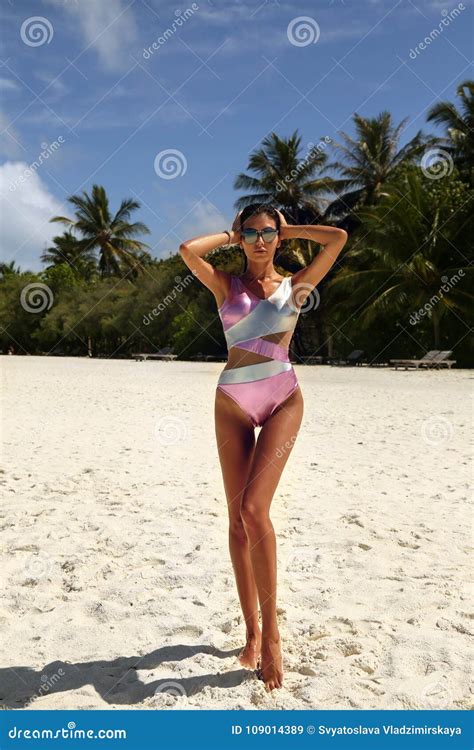 Sexy Frau Mit Dem Dunklen Haar Im Eleganten Bikini Der Auf Malediven