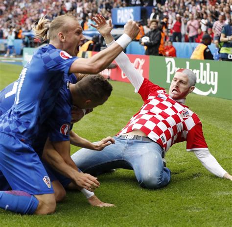 Kroatiens spielmacher luka modric (li., mit ivan perisic) feiert seinen treffer gegen die türkei. EM 2016: Wer war der Mann, der Kroatiens Torschützen ...