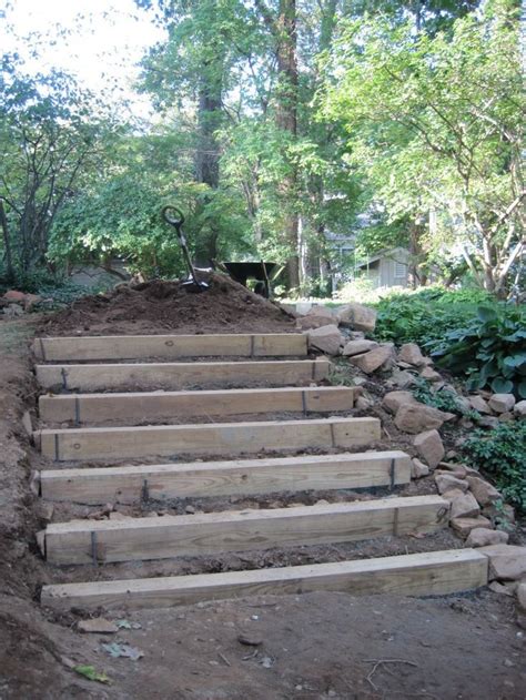 Railroad ties are most commonly used in landscapes for building retaining walls because they're easy to install and usually less expensive than bricks or natural stone. Pin auf Front yards