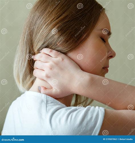 Vrouw Houdt Haar Nek Vast Met Pijn Cervicale Spierspasmen Met De Hand
