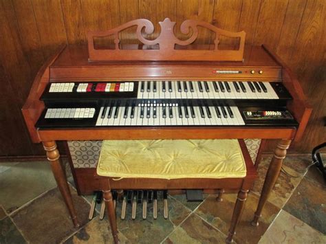 Conn Model 321 Prelude Spinet Organ