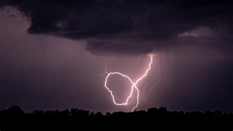 Wisconsin Shaped Lightning Bolt Captured By Amateur Photographer