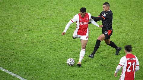 Andere competities in het land. Ajax naar halve finale KNVB Beker na frivole eerste helft