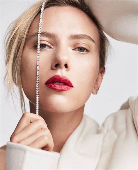 Scarlett Johansson Scrolller