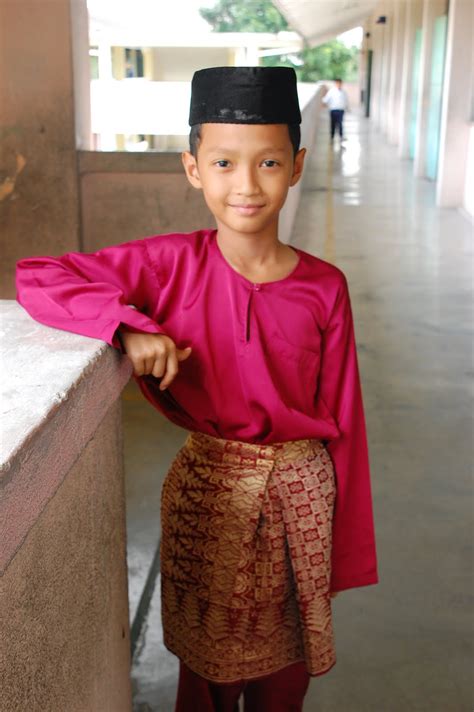 Baju melayu bagi rakyat malaysia terbahagi kepada dua, iaitu baju melayu potongan teluk belanga dan potongan cekak musang. SK BANDAR SUNWAY: PAKAIAN TRADISIONAL