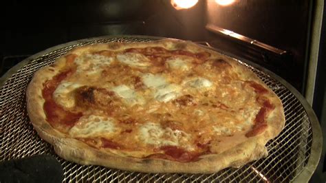 Al termine, basterà prendere l'utensile e posizionarlo semplicemente nel forno già caldo. Ricetta La Pizza fatta in casa come in Pizzeria | pizza.it