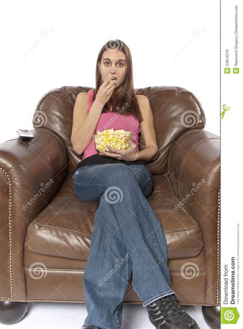 tevê de observação de relaxamento da noite de filme que come a pipoca imagem de stock imagem