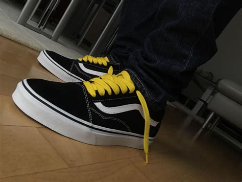 Find out the correct way to lace your vans shoes and trainers, with the official guide from vans. yellow laces in the vans | Yellow lace, Vans old skool sneaker, Vans