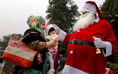 Merry Christmas 2015 Photos From Around The World News Zee News