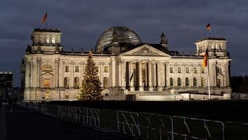 Od 15 stycznia każdy dorosły może zgłosić chęć zaszczepienia. Harmonogram szczepień. Dworczyk o szczegółach - Polsat News