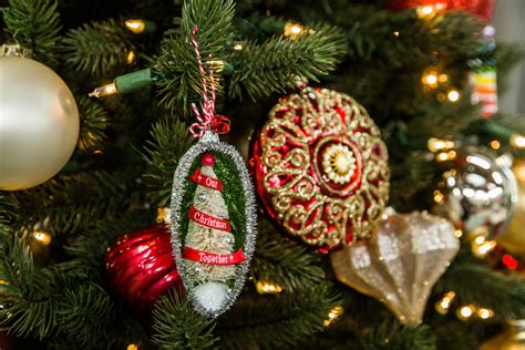 How to decorate Christmas Tree using non traditional ornaments