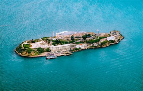The alcatraz federal penitentiary or united states penitentiary, alcatraz island (often referred to as alcatraz [/ˈælkəˌtræz/, spanish pronunciation: Visite de la prison d'Alcatraz dans la baie de San Francisco