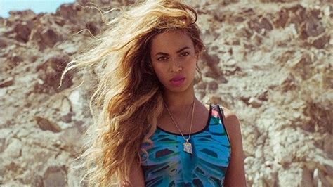 Beyoncés Beachy Waves Power Brows And Fuchsia Lips Vogue