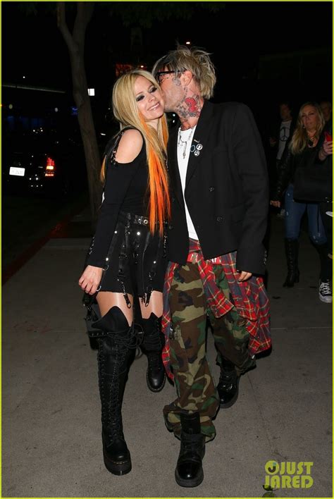 Avril Lavigne And Mod Sun Share A Kiss As They Leave Her Concert In La Photo 4711883 Avril