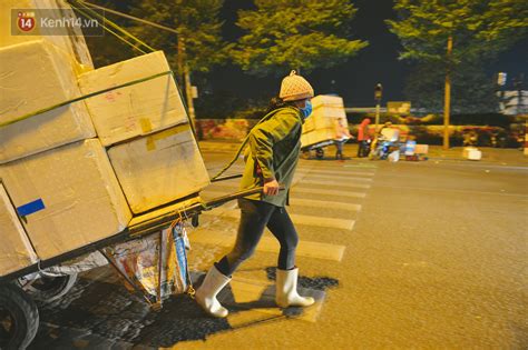 người lao động chật vật mưu sinh trong đêm hà nội rét đỉnh điểm lao công đốt lửa dọn rác người